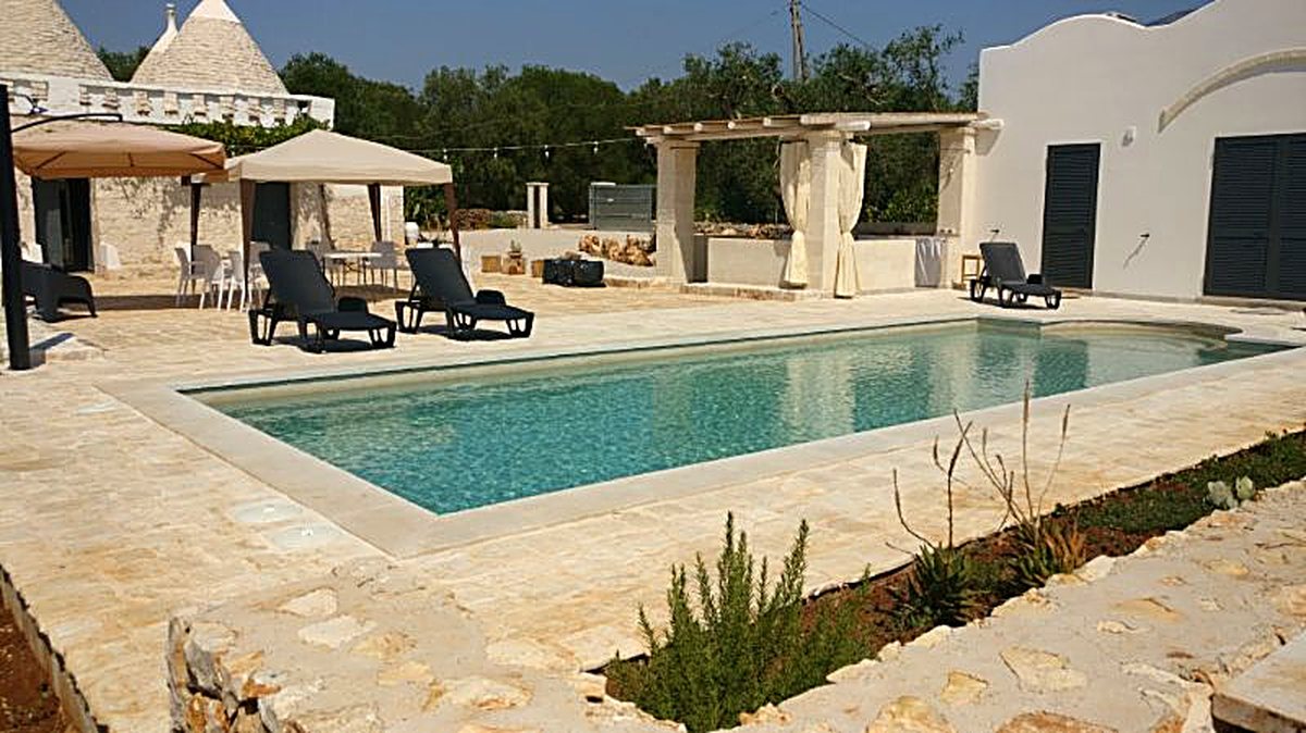 La piscina privata di MarìTrullo al tramonto, riservata agli ospiti