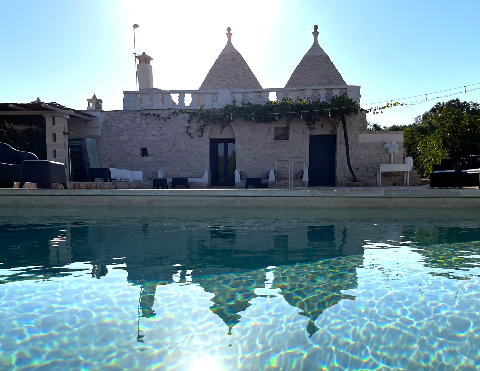 Piscina privata e trulli di MarìTrullo al sole, tra gli ulivi della campagna pugliese